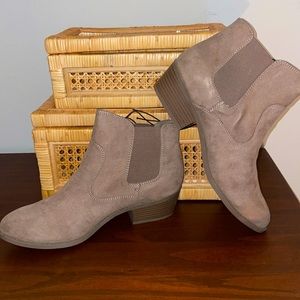 NWT. Arizona Booties. Memory Foam. Size 11.